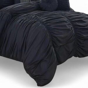 Luxurious Black Ruffled Comforter